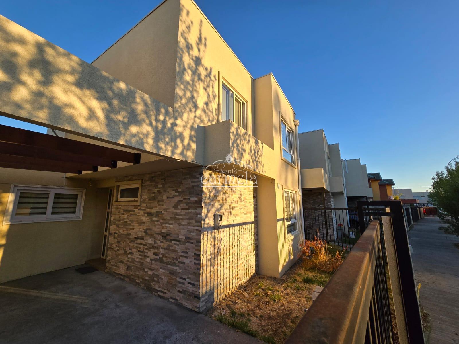 SE VENDE CASA ESTILO MEDITERRANEO TRES VIENTOS